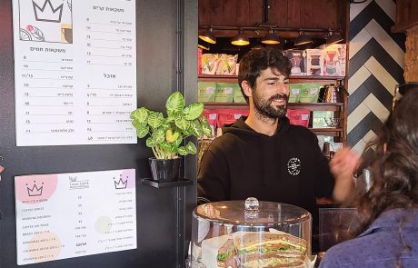 מצאנו אשנב קפה במרכז תל אביב עם אספרסו ספיישלטי ב-8 ש"ח