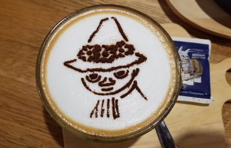 צפו: Moomin Cafe – בית קפה בתוך עמק המומינים