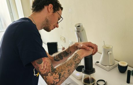 "משתדל לא לחזוֹר על אותו קפה פעמיים": פּינת הקפה של הבריסטה עוז ומוש