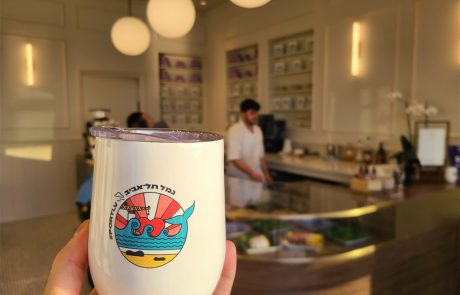 כוס תרמית מתנה וקפה ב-10 ש"ח, באחד האזורים היקרים בתל אביב