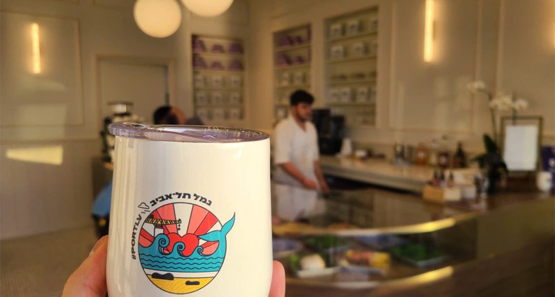 כוס תרמית מתנה וקפה ב-10 ש"ח, באחד האזורים היקרים בתל אביב