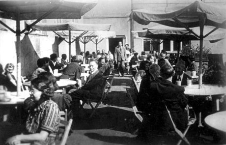 גם בגטו שתו קפה בשביל אסקפיזם: "מים כהים שכונו קפה. שתינו לאט כדי להאריך את הרגע"