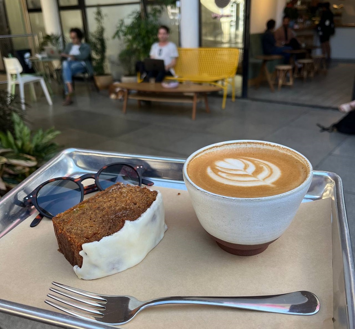 כוס קפוצ'ינו ועוגה בבית הקפה תילי בתל אביב. צילום: דיקלה דנינו, @_coffee_with_me__
