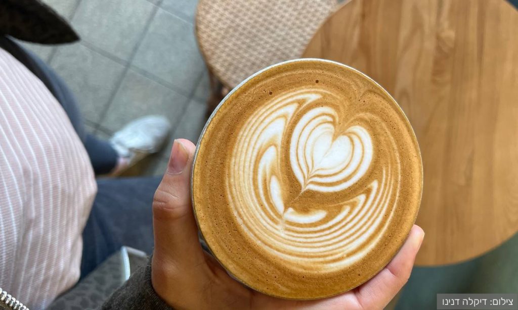 כוס קפה הפוך בקפה תילי בתל אביב. צילום: דיקלה דנינו, @_coffee_with_me__