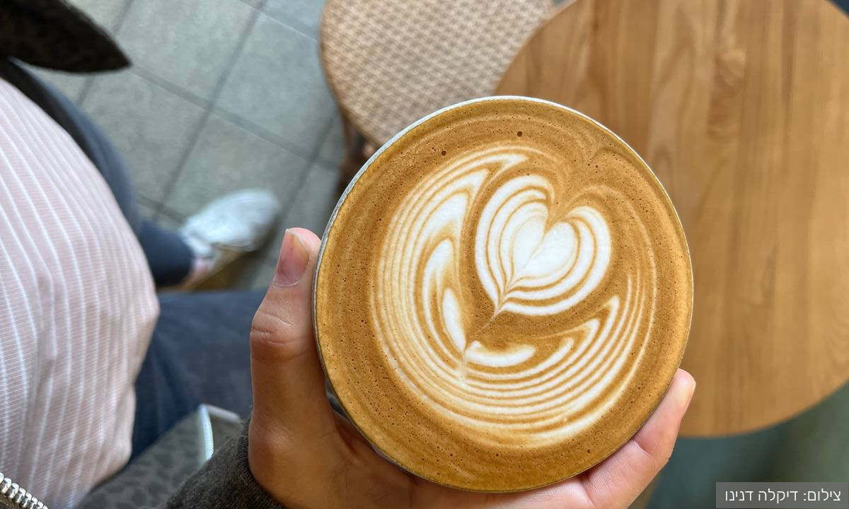 כוס קפה הפוך בקפה תילי בתל אביב. צילום: דיקלה דנינו, @_coffee_with_me__