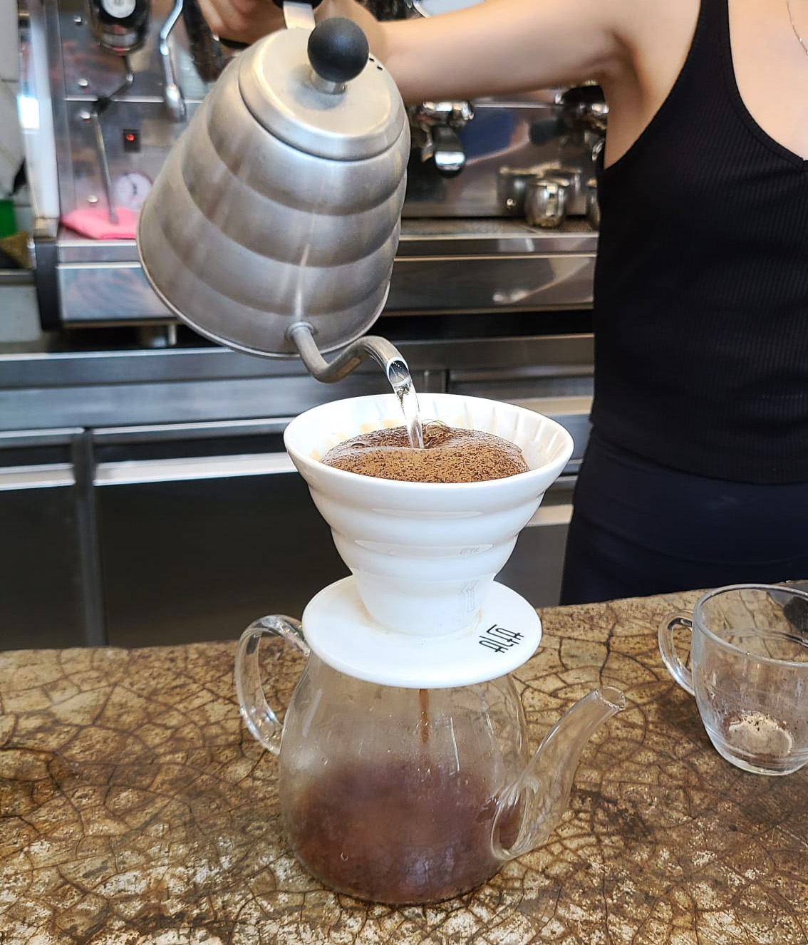 חליטת קפה V60 בטימותי. צילום: מגזין שותים