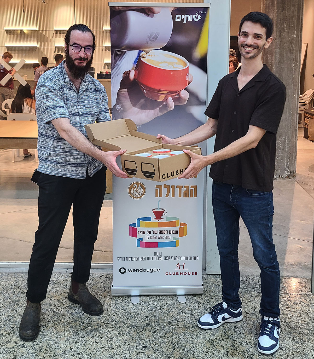 עורך מגזין שותים, הוד אסולין (מימין) מעניק את הפרס לאלוף הלאטה ארט אחמד ג'עבר - סט ספלים יוקרתי של Club House מסדרת Maniko