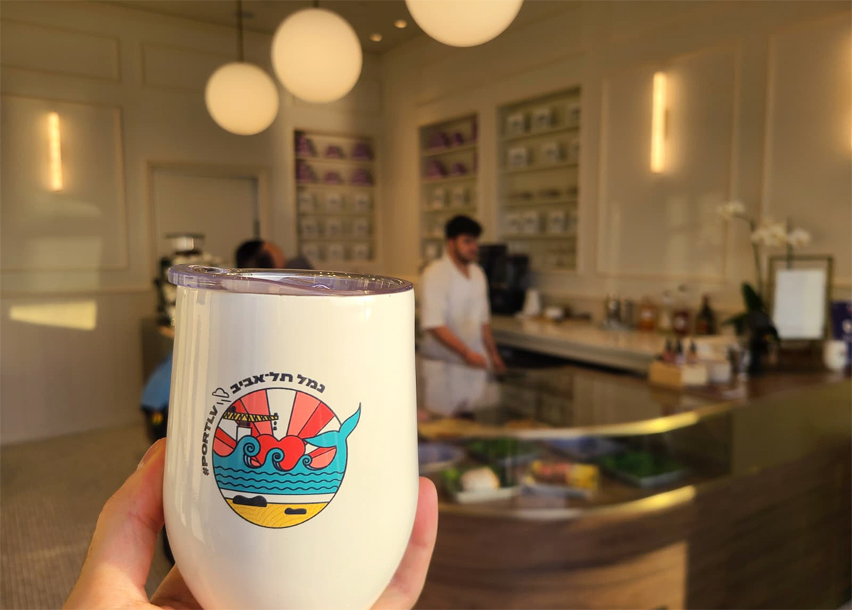 כוס תרמית בחינם ב-Factory 54 Cafe בנמל תל אביב. צילום: מגזין שותים