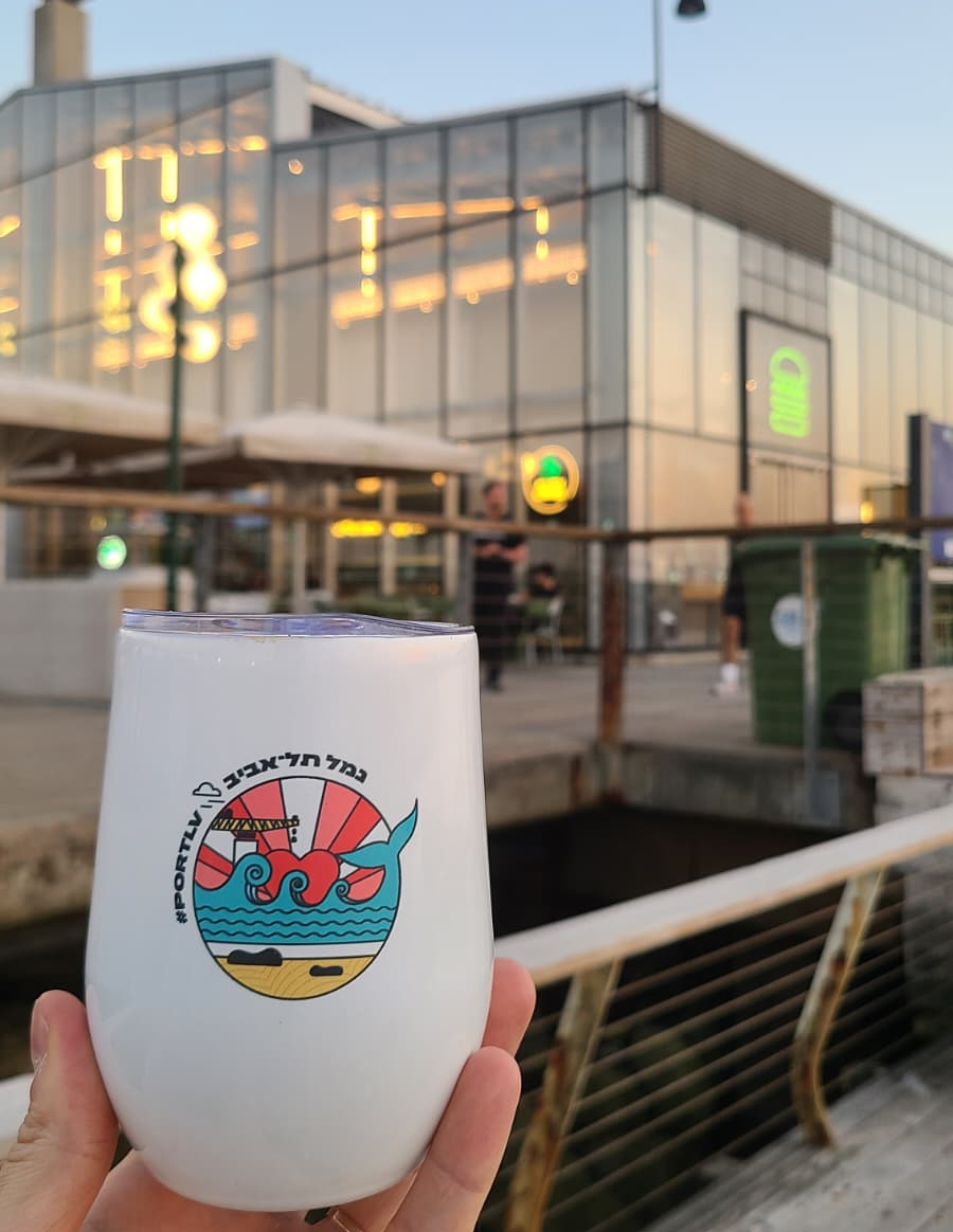 כוס קפה תרמית של נמל תל אביב מול סניף Shake Shack. צילום: מגזין שותים