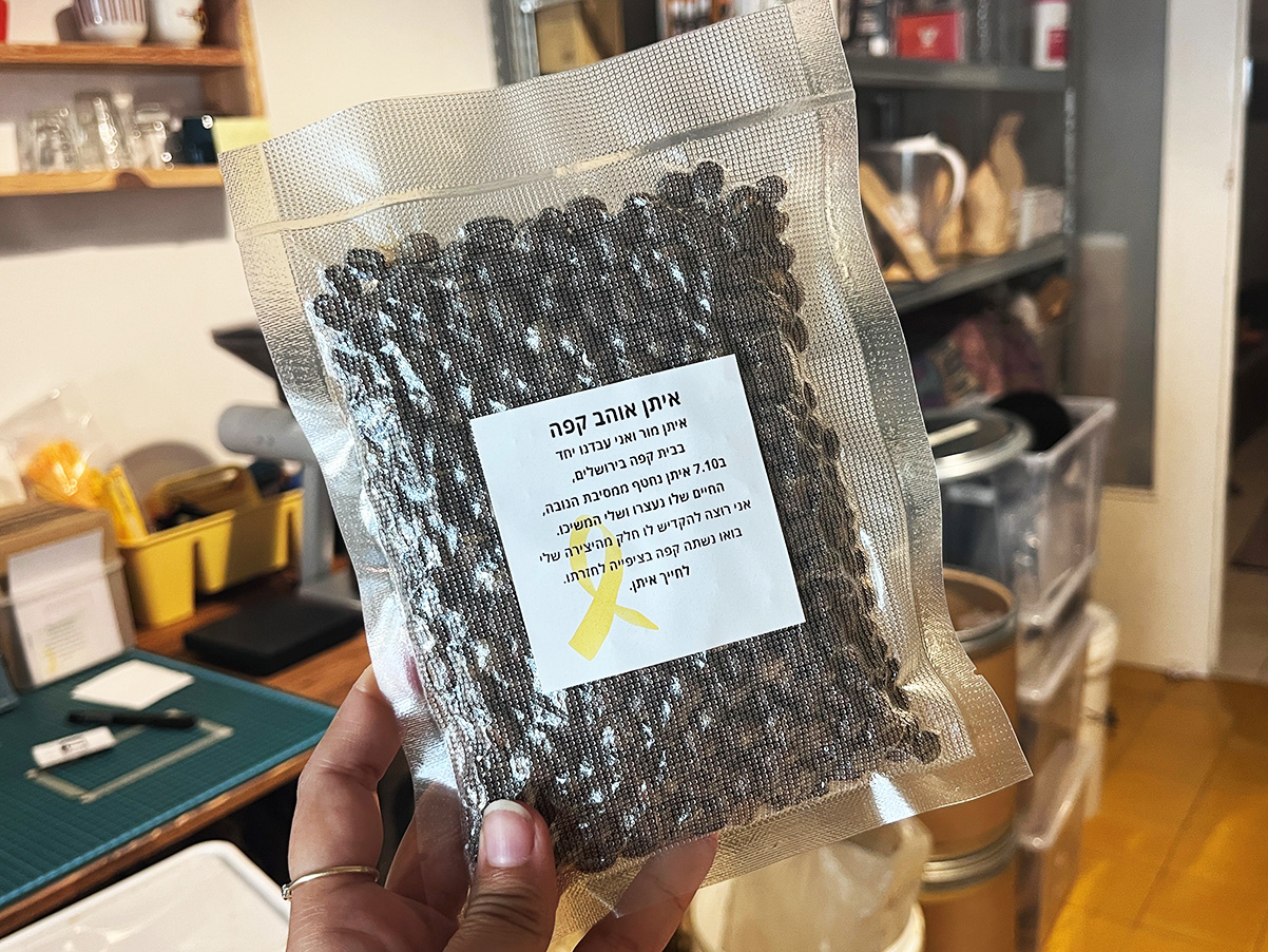 מדבקה שמוקדשת לאיתן מור, שחטוף בעזה, על הקפה של Canopy. צילום: דיקלה דנינו