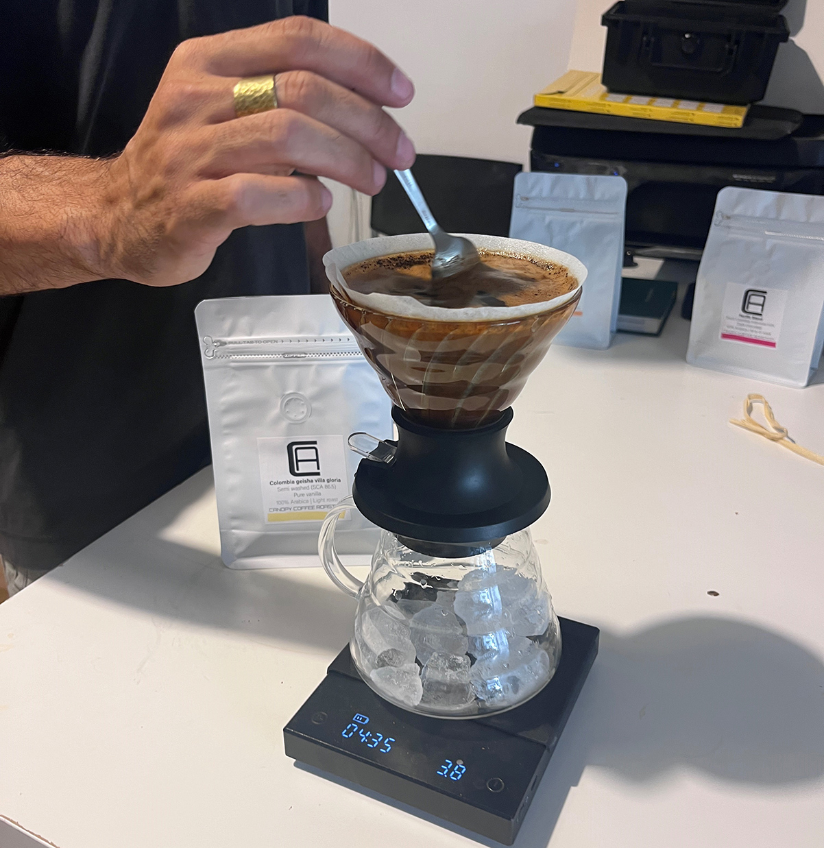 קפה קולומביה גיישה בפילטר על קרח. צילום: דיקלה דנינו