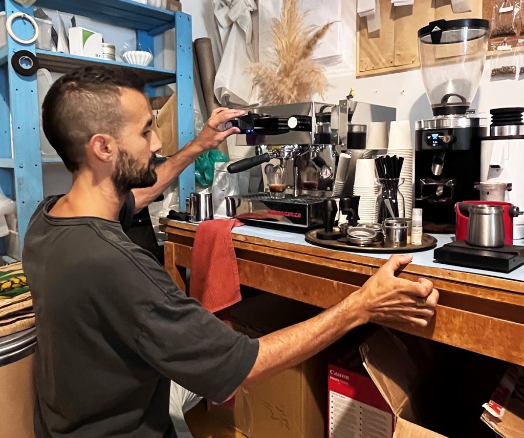 ירין רווח בבית הקלייה Canpoy בירושלים. צילום: דיקלה דנינו