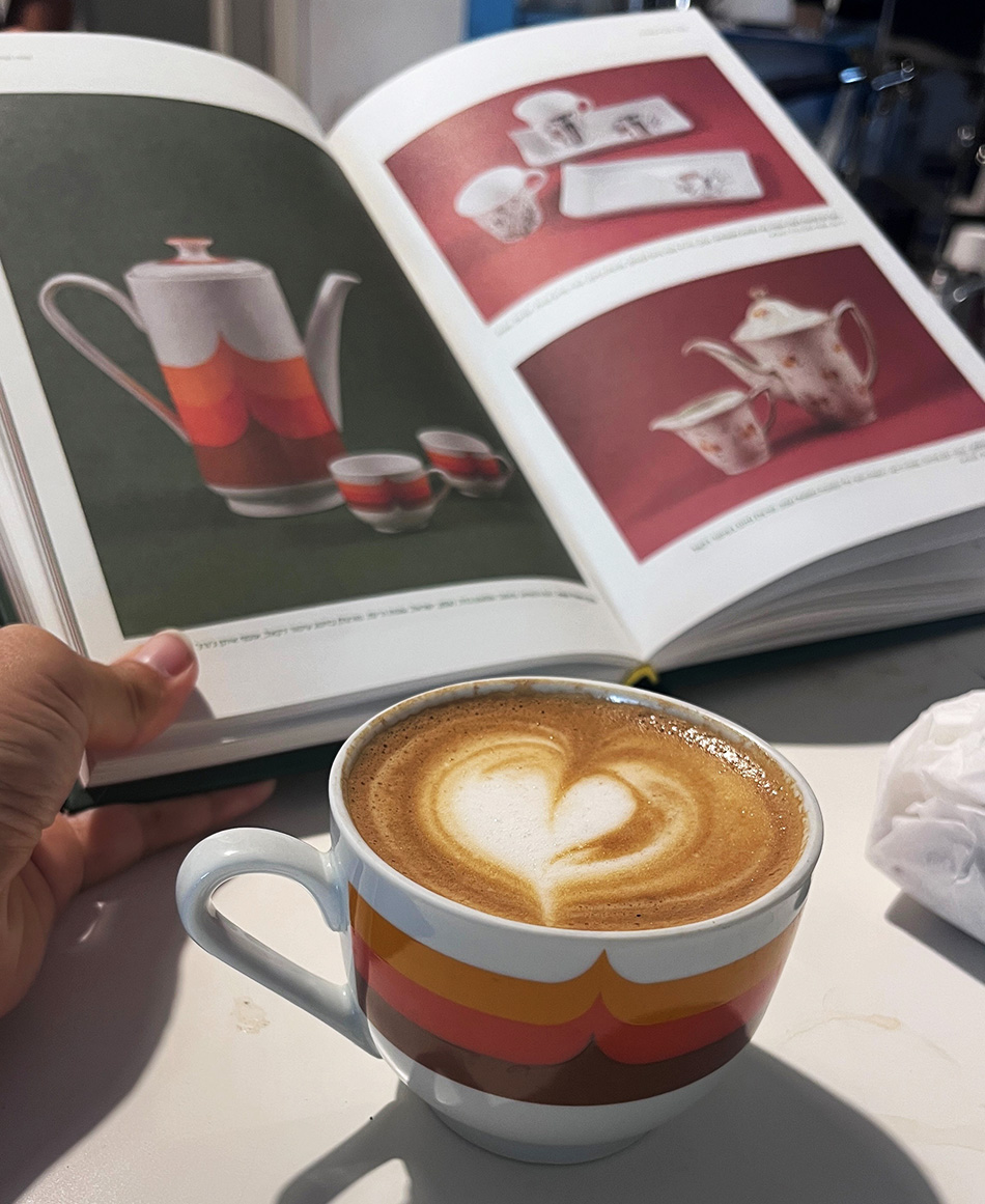 קפוצ'ינו בספל שמופיע בספר "קפה: מזרח ומערב". צילום: דיקלה דנינו