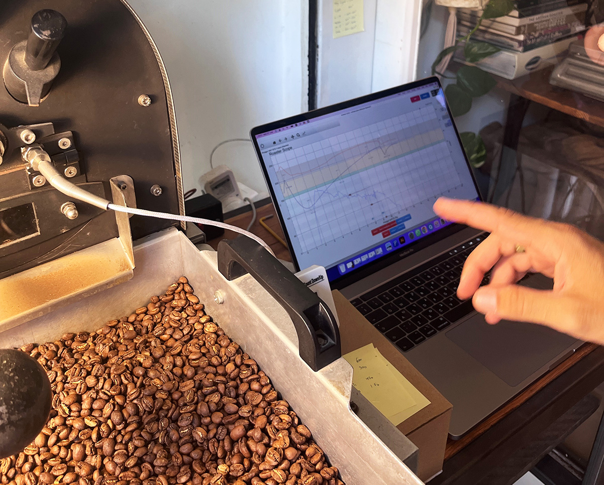 בית הקלייה הביתי Canopy Coffee. צילום: דיקלה דנינו