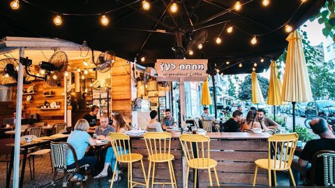 בית קפה שכונתי מתחת לעץ. מתוך האינסטגרם @underthetreetlv