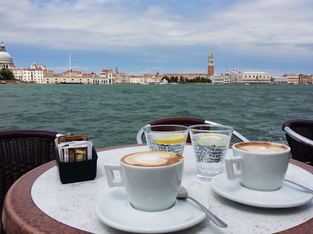 שני קפוצ'יני בבית קפה ונציאני, משקיף על הקמפנילה של סן מרקו. צילום: pixamaus2015