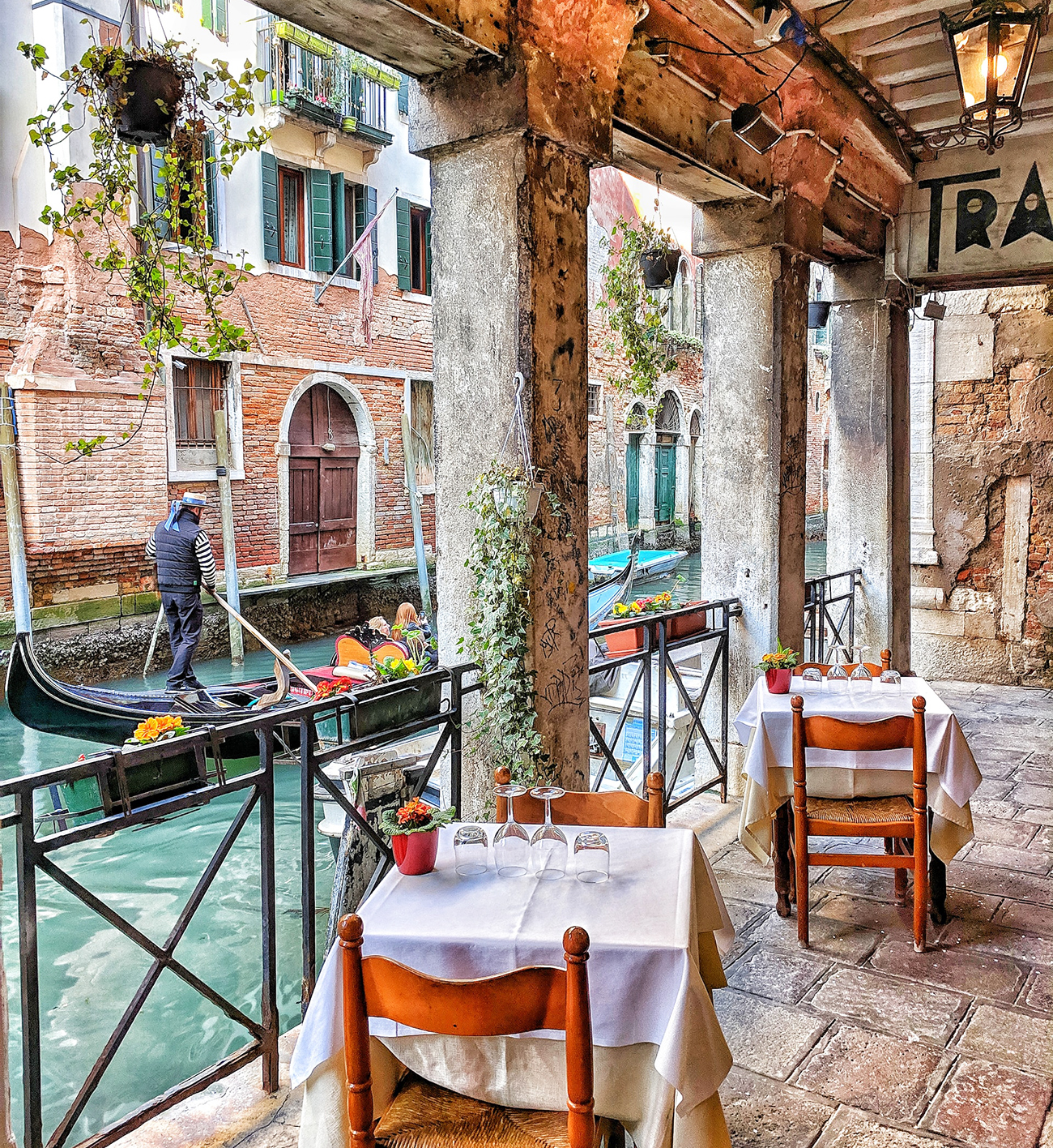 מסעדה על גדת תעלה בוונציה. צילום: Igor Oliyarnik