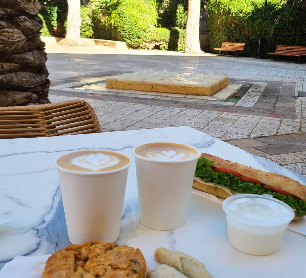 בית הקפה West el Balad של נאיפה מולא במרכז סוזן דלל בנווה צדק בתל אביב. צילום: מגזין שותים