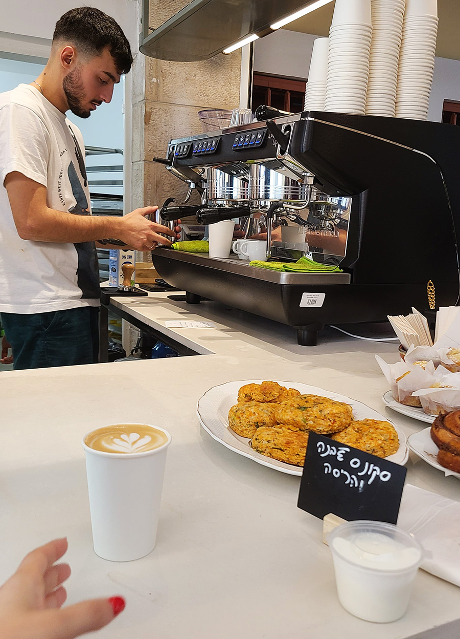 בריסטה בבית הקפה West el Balad של נאיפה מולא במרכז סוזן דלל בתל אביב. צילום: מגזין שותים