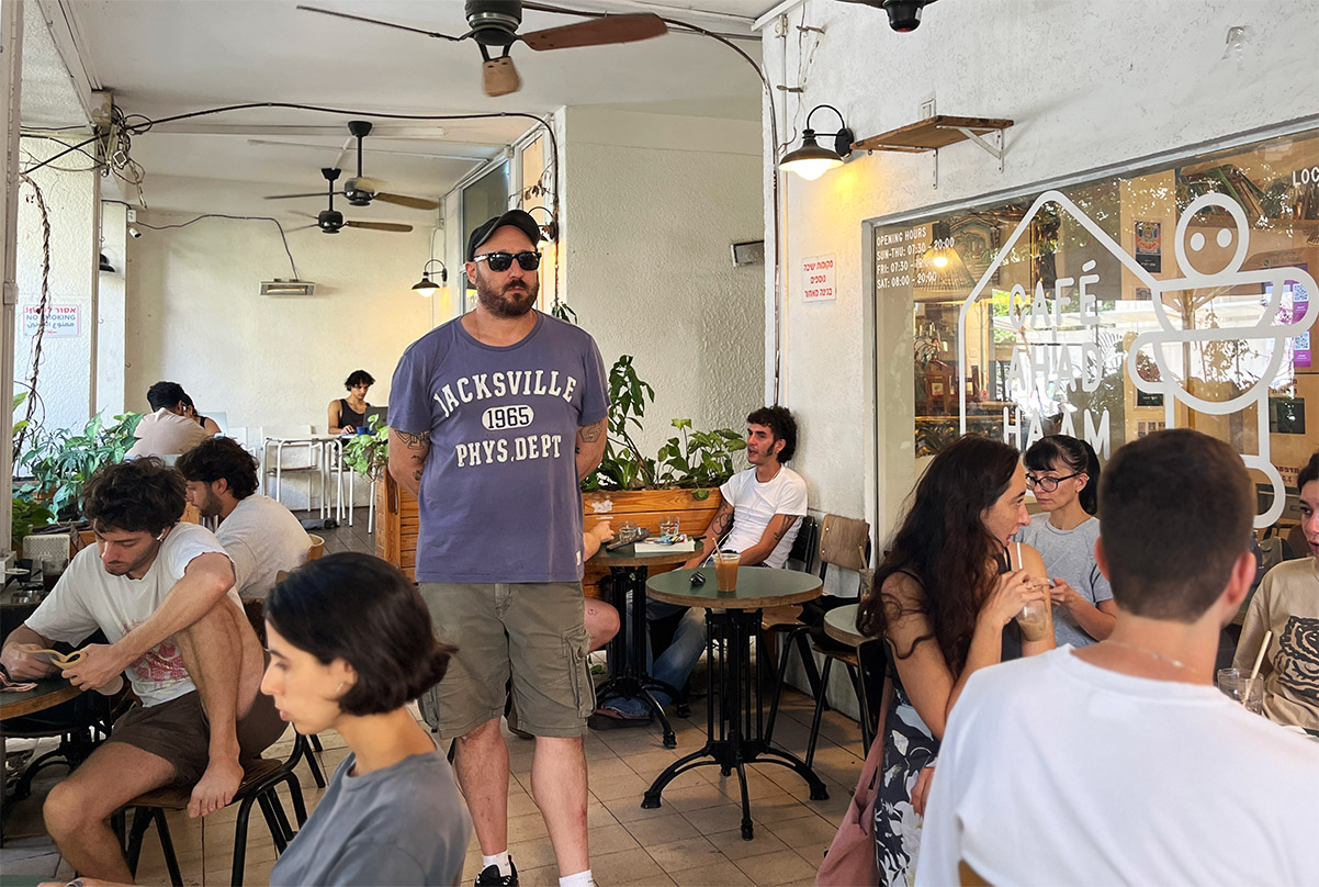 איתי שקד בקפה אחד העם בתל אביב (צילום: דיקלה דנינו)