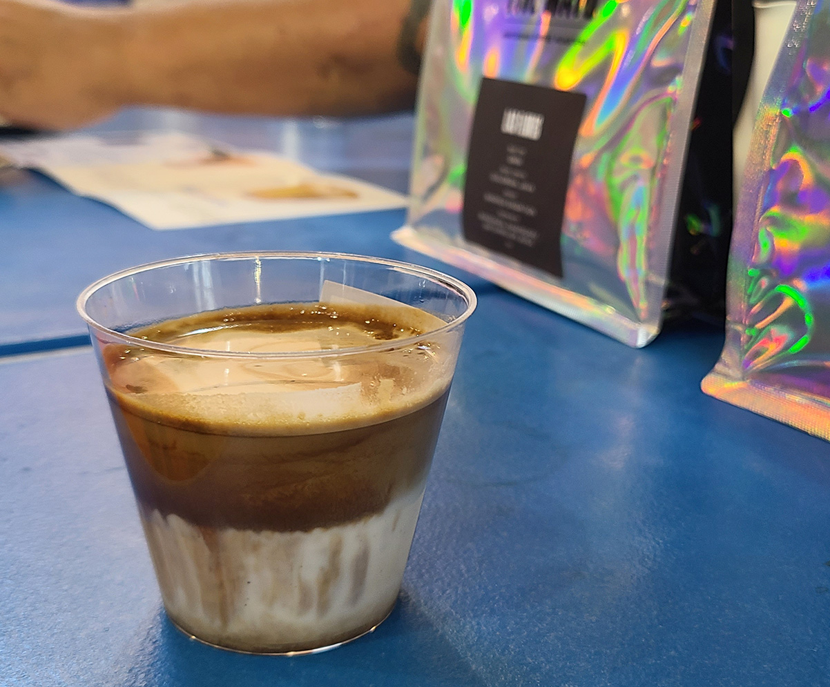 Dirty Coffee - מנת אספרסו על חלב Double Milk (צילום: הוד אסולין)