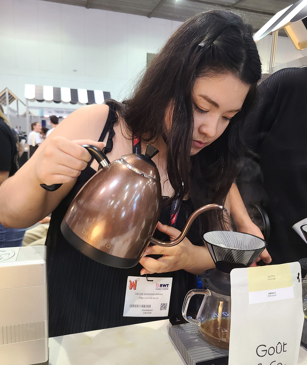 בריסטה מבית הקלייה Gout בפסטיבל World of Coffee 2026 בבריסל (צילום: מגזין שותים)