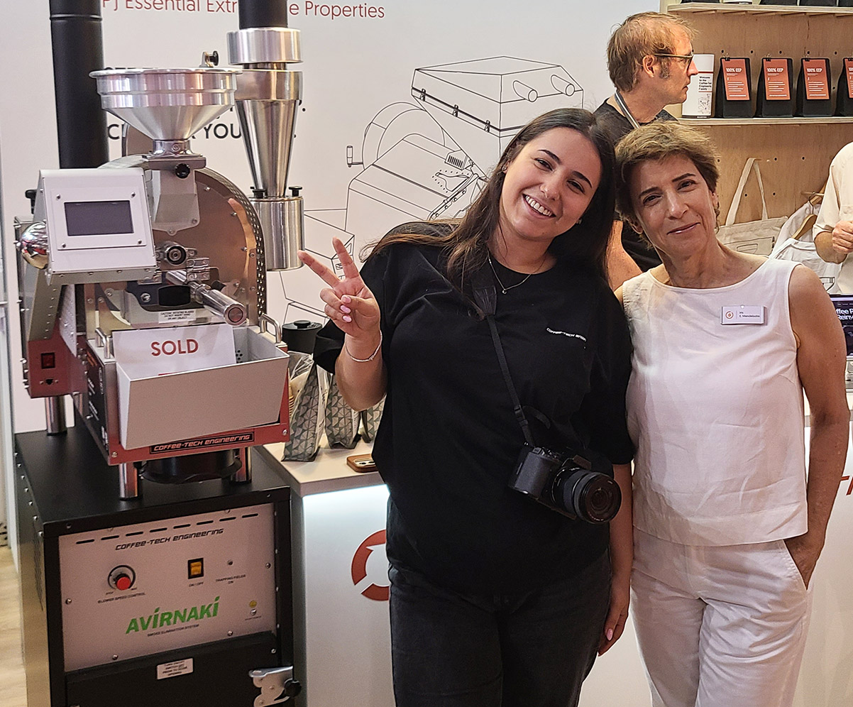 איריס אבגי (מימין) והבת איילת למשפחת Coffee Tech, הנציגה הישראלית בתערוכה. הם כמובן היו נחמדים (צילום: הוד אסולין)