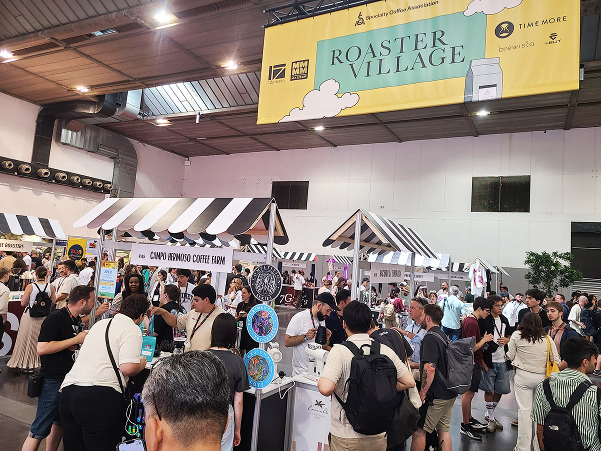 מתחם Roaster Village בפסטיבך World of Coffee 2026 בבריסל (צילום: הוד אסולין)
