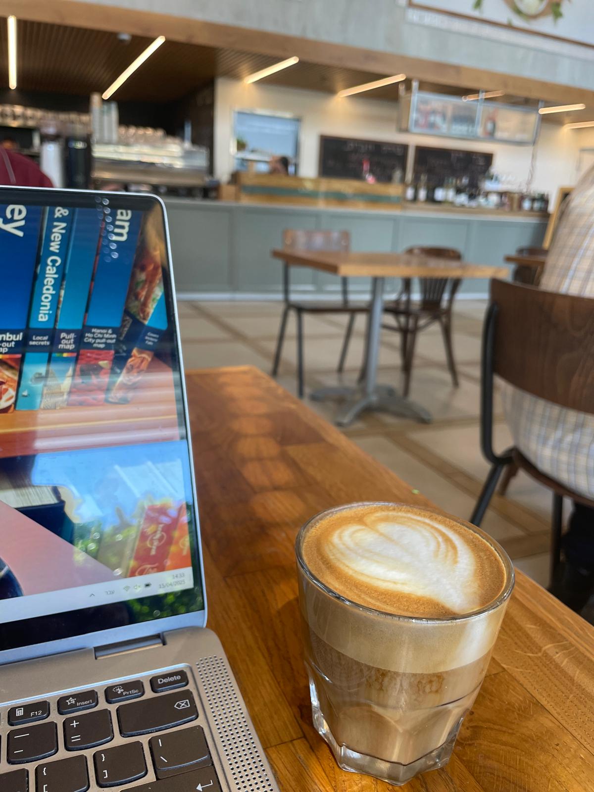 קפוצ'ינו ולפטופ בבית קפה. צילום: שלי ביסטרי-כהן