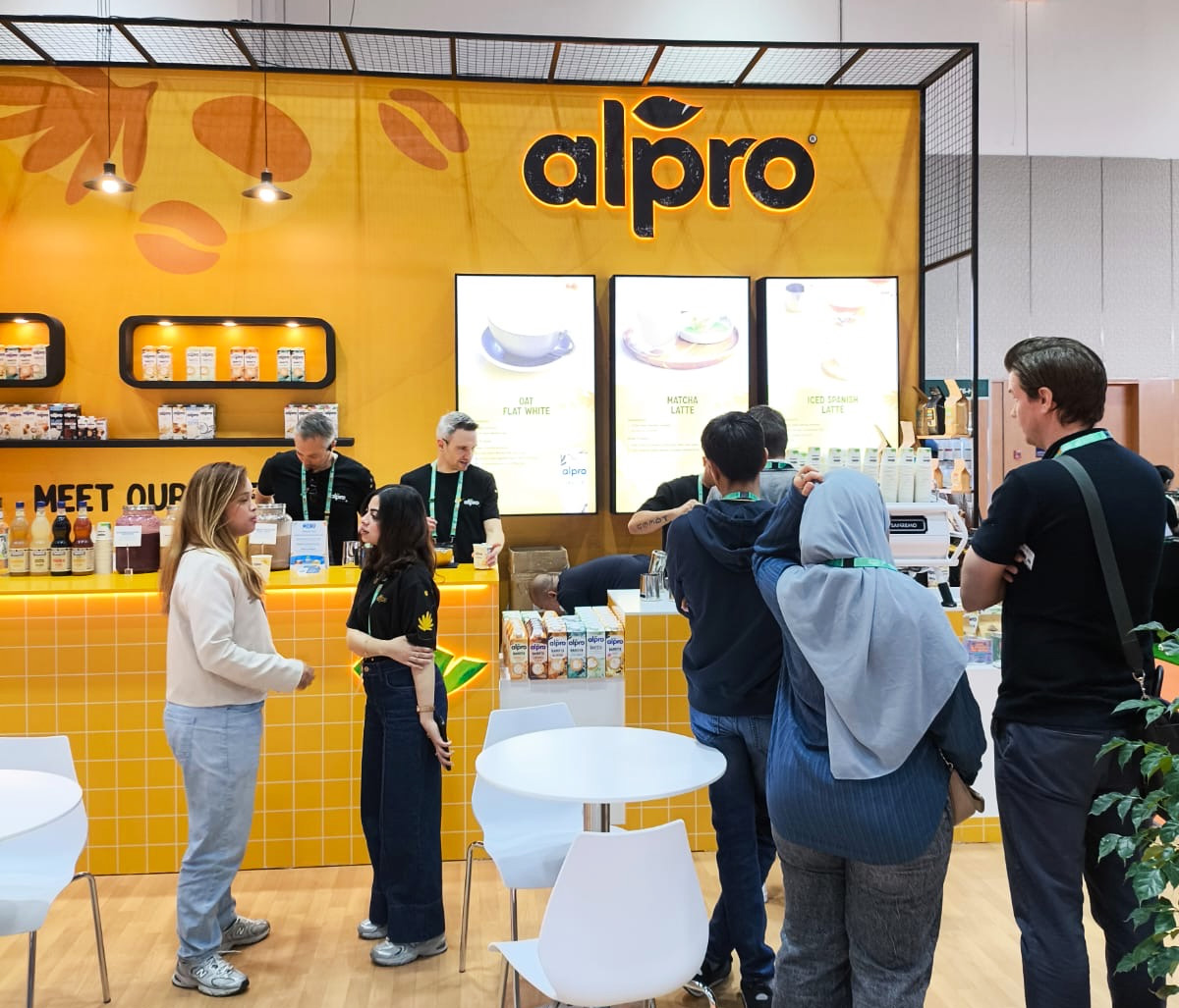 הדוכן של alpro בתערוכת World of Coffee 2025 בדובאי. צילום: שליו כהן