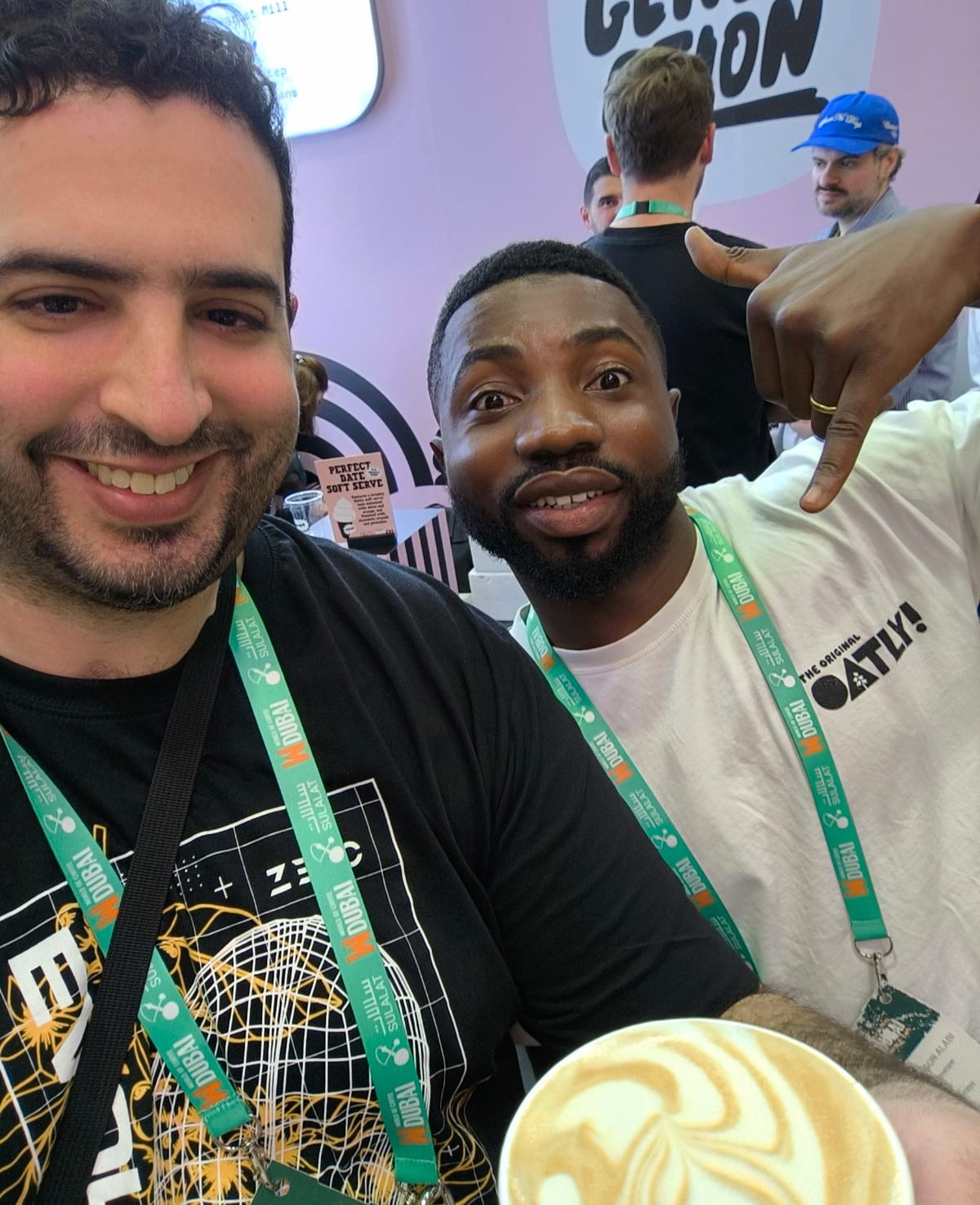 להכין קפה בדוכן של Oatly בתערוכת World of Coffee בדובאי. צילום: שליו כהן