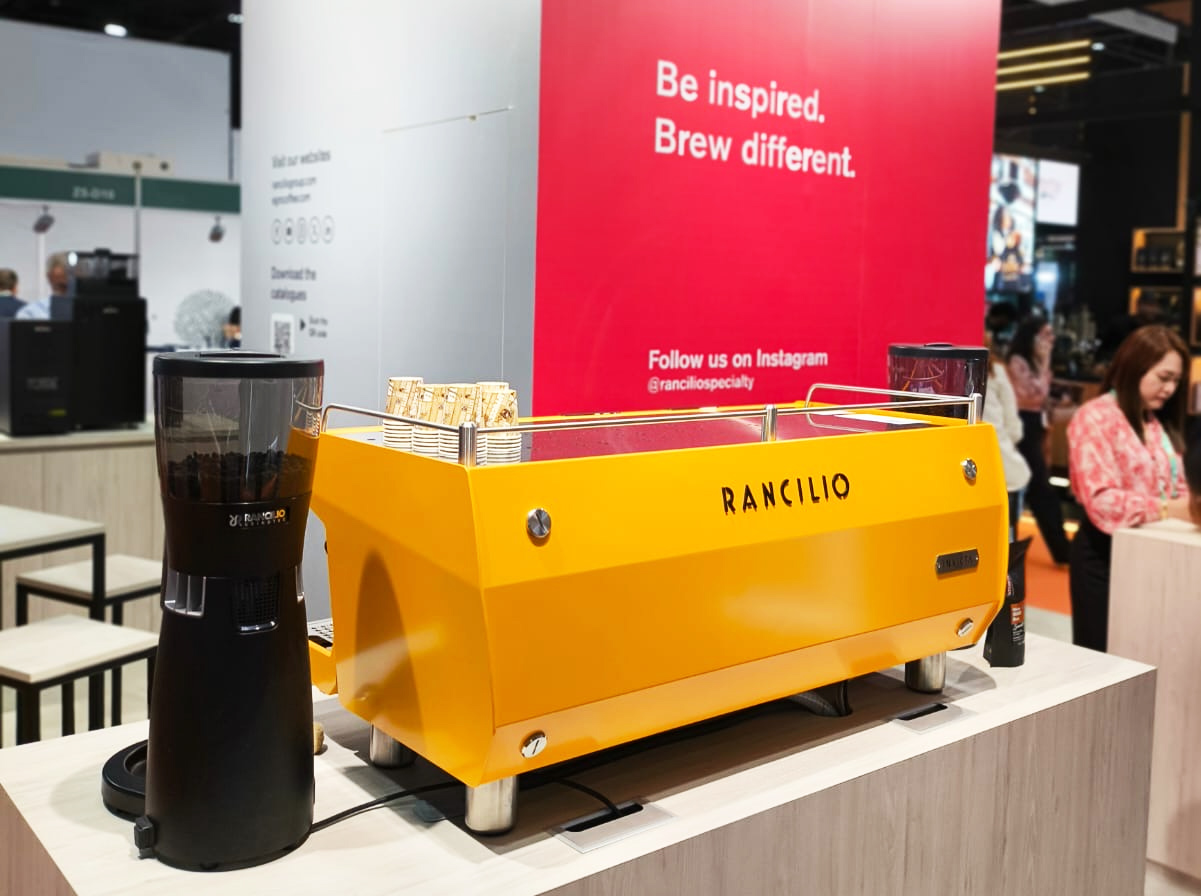 מכונת אספרסו Rancilio Invicta ומטחנת Rancilio Kryo בתערוכת World of Coffee Dubai 2025. צילום: שליו כהן