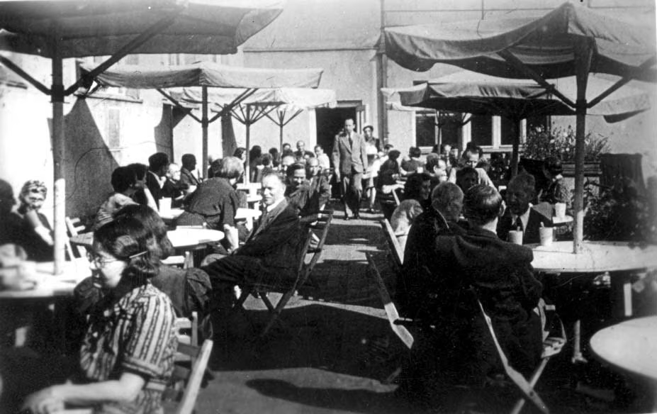 יהודים בבית קפה בגטו טרזיינשטאט, מתוך סרטון תעמולה נאצי, 1944. (באדיבות מוזיאון יד ושם)