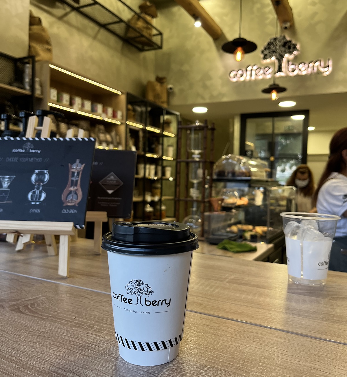 כוס קפה בבית הקפה Coffee Berry באתונה. צילום: איילת חכים