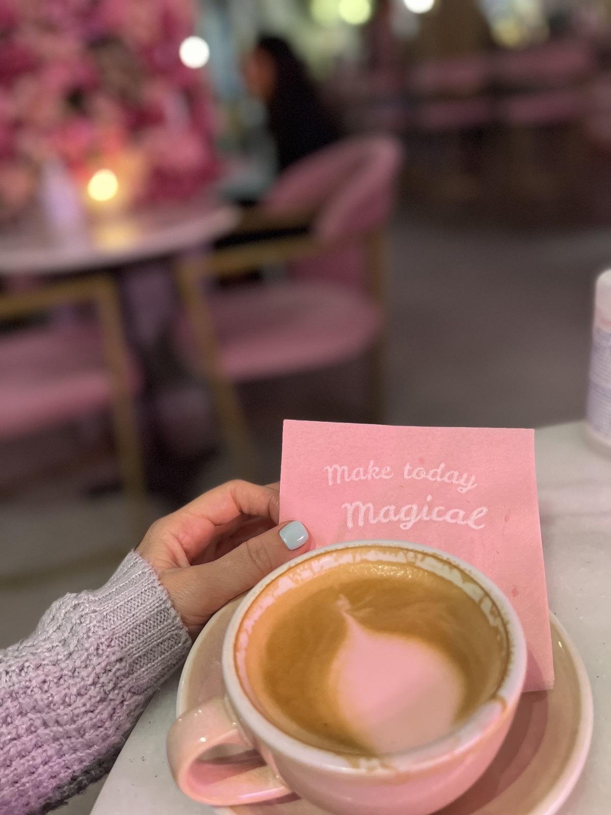 בית קפה ורוד Ellyz Cafe באתונה. צילום: איילת חכים