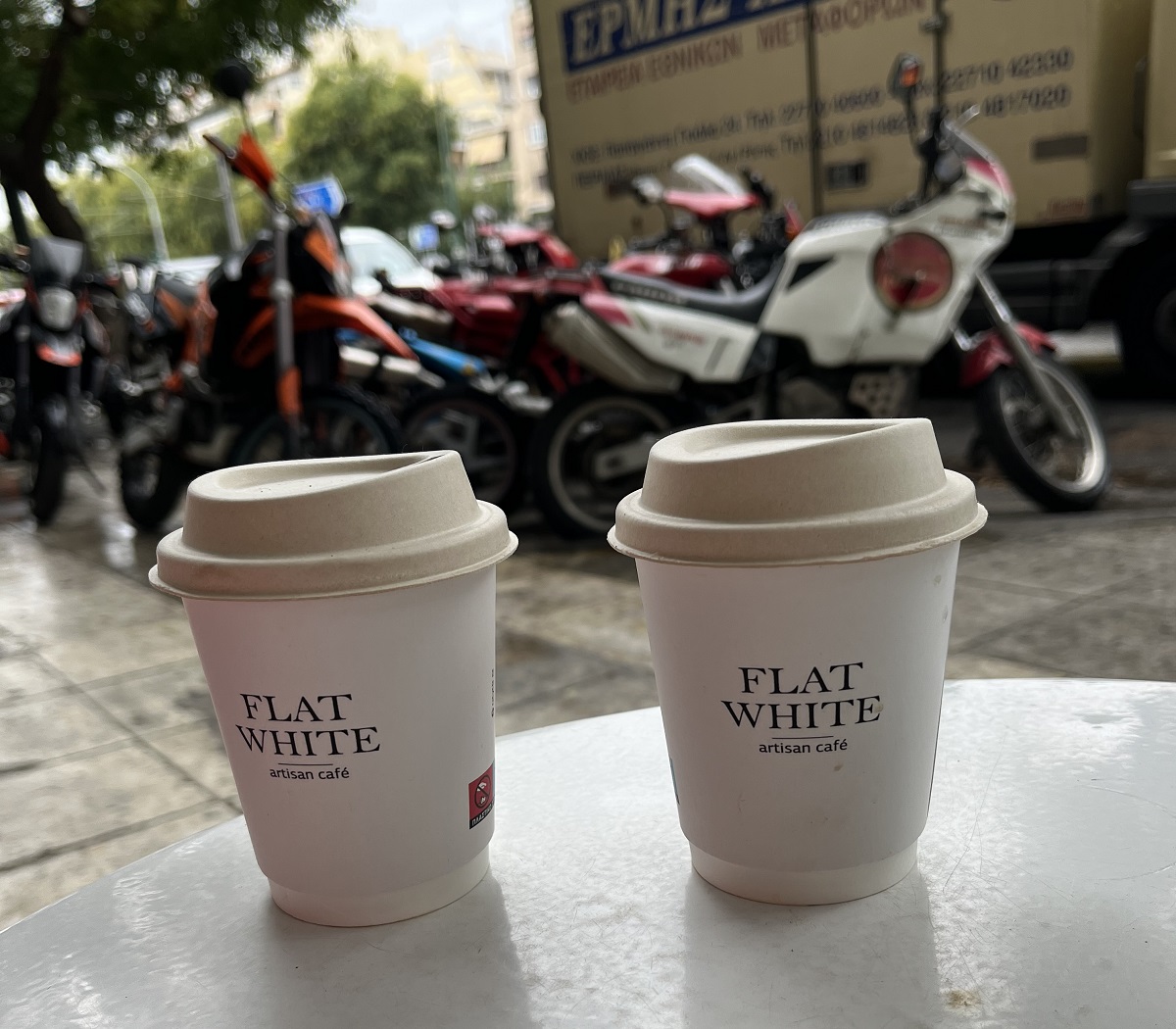 שתי כוסות קפוצ'ינו בבית הקפה Flat White באתונה. צילום: איילת חכים