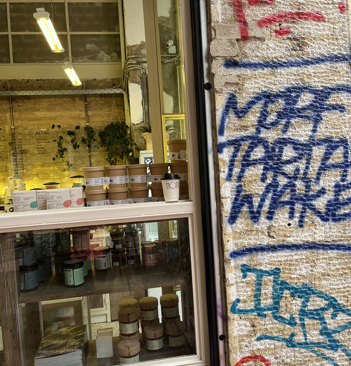 בית הקפה MOTIV באתונה. צילום: איילת חכים