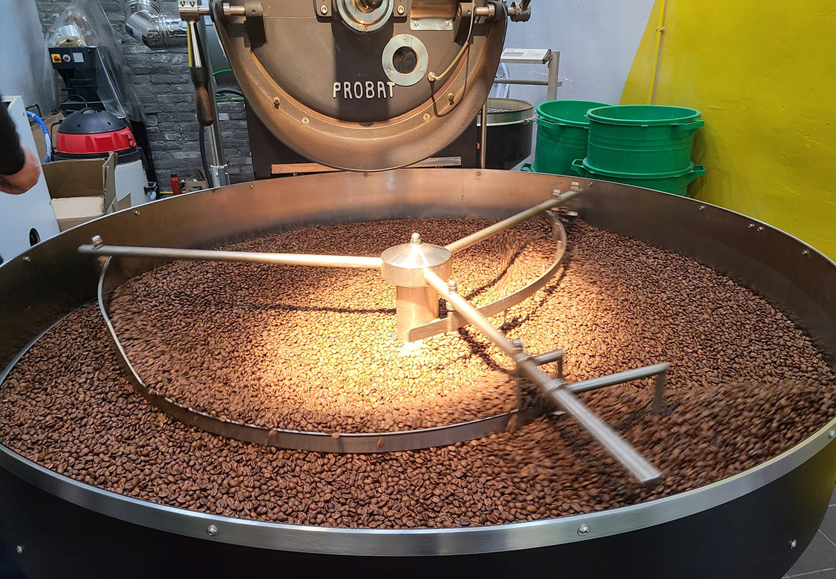 פולי הקפה מתקררים אחרי הקלייה. צילום: מגזין שותים